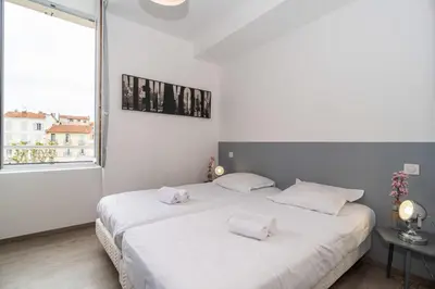 Un ou plusieurs lits dans un hébergement de l'établissement Brand new 2 BR Gambetta Fully Renovated 2021- 5 mns Palais by Olam Properties