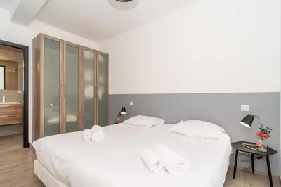 Un ou plusieurs lits dans un hébergement de l'établissement Brand new 2 BR Gambetta Fully Renovated 2021- 5 mns Palais by Olam Properties