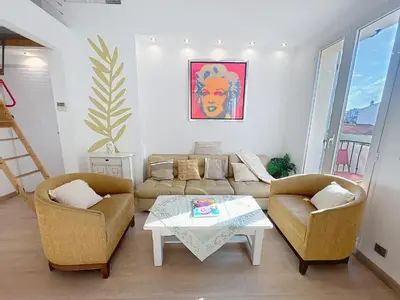 Coin salon dans l'établissement Cannes Close Centre 2 BR 2 bath mezzanine & balconies Exceptional Rating Ideal Families Easy parking by Olam Properties