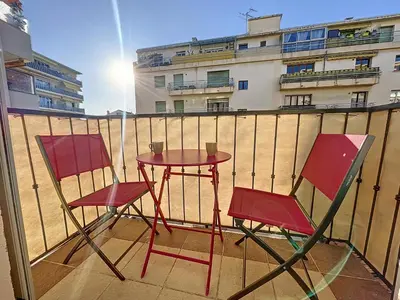Balcon ou terrasse dans l'établissement Cannes Close Centre 2 BR 2 bath mezzanine & balconies Exceptional Rating Ideal Families Easy parking by Olam Properties