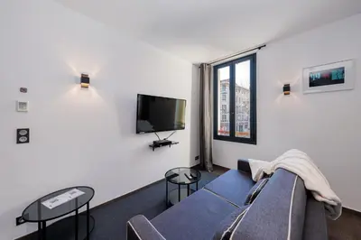 Télévision ou salle de divertissement dans l'établissement Heart of Cannes Amazing design apartment Croisette Top Location Best Seller by OIam Properties
