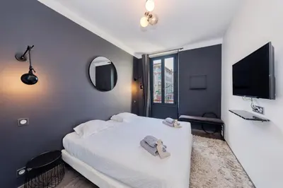 Télévision ou salle de divertissement dans l'établissement Heart of Cannes Amazing design apartment Croisette Top Location Best Seller by OIam Properties