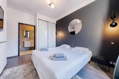 Un ou plusieurs lits dans un hébergement de l'établissement Heart of Cannes Amazing design apartment Croisette Top Location Best Seller by OIam Properties