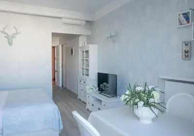 Télévision ou salle de divertissement dans l'établissement Croisette Palais Miramar Cannes Imperial