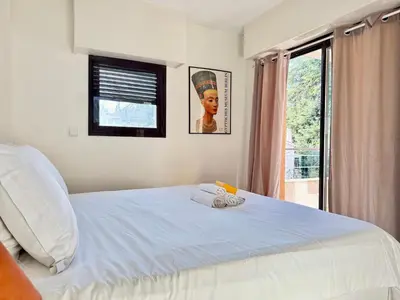 Un ou plusieurs lits dans un hébergement de l'établissement Spacious Luxury apt, 12 min walk to Croisette beach and Conf Centre