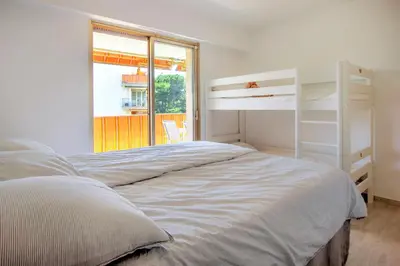 Un ou plusieurs lits dans un hébergement de l'établissement Modern Family Home 5 min to Beach +Pool +Garage