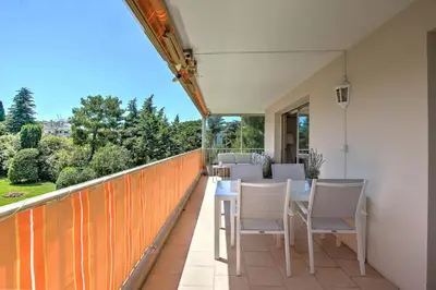 Balcon ou terrasse dans l'établissement Modern Family Home 5 min to Beach +Pool +Garage
