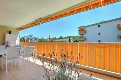 Balcon ou terrasse dans l'établissement Modern Family Home 5 min to Beach +Pool +Garage