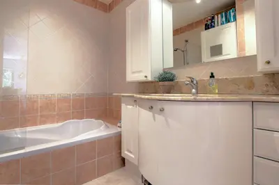 Salle de bains dans l'établissement Modern Family Home 5 min to Beach +Pool +Garage