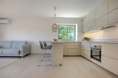 Cuisine ou kitchenette dans l'établissement Modern Family Home 5 min to Beach +Pool +Garage