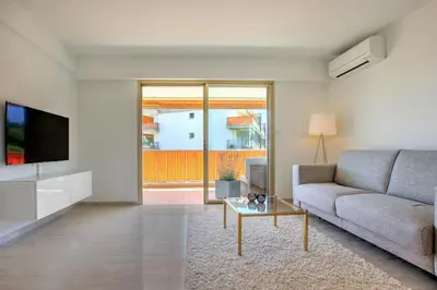 Coin salon dans l'établissement Modern Family Home 5 min to Beach +Pool +Garage