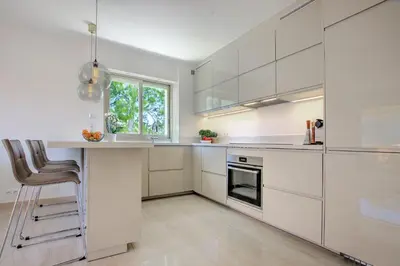 Cuisine ou kitchenette dans l'établissement Modern Family Home 5 min to Beach +Pool +Garage