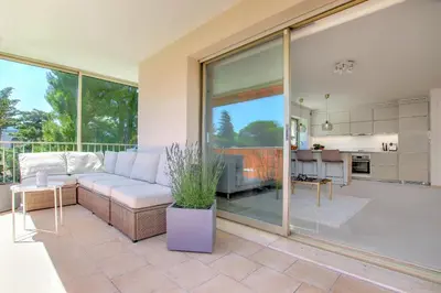 Balcon ou terrasse dans l'établissement Modern Family Home 5 min to Beach +Pool +Garage