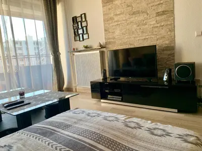 Télévision ou salle de divertissement dans l'établissement Cocoon vue Mer ☆ en face du Port de Golfe-Juan ☆