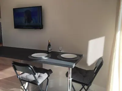 Télévision ou salle de divertissement dans l'établissement Bord de mer, studio avec terrasse