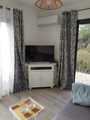 Télévision ou salle de divertissement dans l'établissement A little Eden