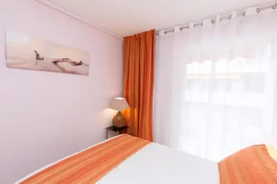Un ou plusieurs lits dans un hébergement de l'établissement Magnifique 2 pièces Palm Beach bord mer