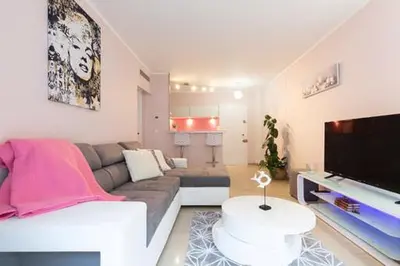 Télévision ou salle de divertissement dans l'établissement Magnifique 2 pièces Palm Beach bord mer