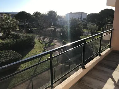 Balcon ou terrasse dans l'établissement Appartement 3 pieces, refait a neuf, haut standing, piscine, mer a pieds