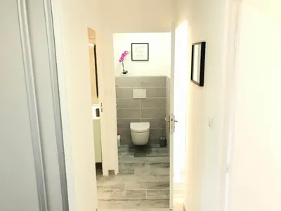 Salle de bains dans l'établissement Appartement 3 pieces, refait a neuf, haut standing, piscine, mer a pieds