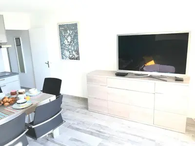 Télévision ou salle de divertissement dans l'établissement Appartement 3 pieces, refait a neuf, haut standing, piscine, mer a pieds