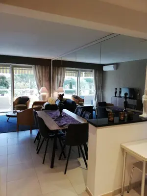 Coin salon dans l'établissement VILLENEUVE LOUBET- MARINA BAIE DES Anges -AU BON VIVRE - 2 pièces- Le Ducal - 60m2 Luxe