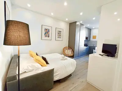Télévision ou salle de divertissement dans l'établissement Brand-New 1 Bedroom Fully Refurbished