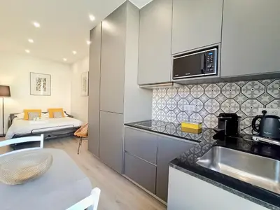 Cuisine ou kitchenette dans l'établissement Brand-New 1 Bedroom Fully Refurbished