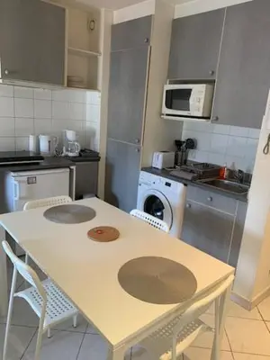 Cuisine ou kitchenette dans l'établissement Studio CENTRE CROISETTE