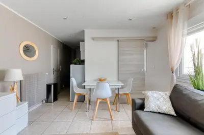 Coin salon dans l'établissement Cosy apartment + secured PARKING