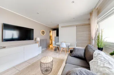 Télévision ou salle de divertissement dans l'établissement Cosy apartment + secured PARKING