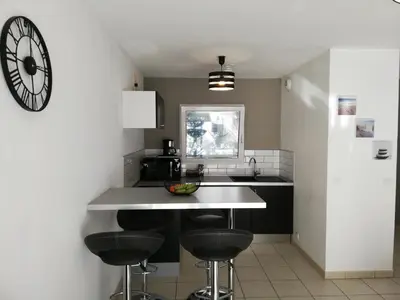 Cuisine ou kitchenette dans l'établissement Appartement 2P et parking privé à 50m des plages.