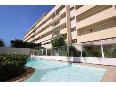 Piscine de l'établissement Antibes Seaside one room studio in Salis Beach ou située à proximité