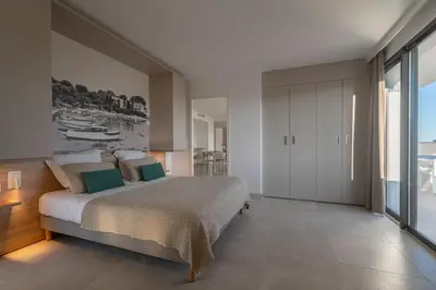 Un ou plusieurs lits dans un hébergement de l'établissement Lagrange Apart'Hôtel Antibes Olympie