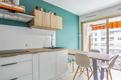 Cuisine ou kitchenette dans l'établissement Le Cocon Juanais - Welkeys