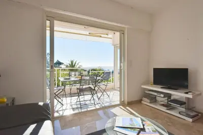 Télévision ou salle de divertissement dans l'établissement 1-Br Sea view Luxury Residential with pool