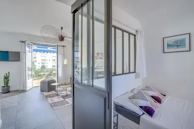 Un ou plusieurs lits dans un hébergement de l'établissement Centre-ville – Appartement (A/C) 6 personnes – 5 minutes plages et gare by Weekome
