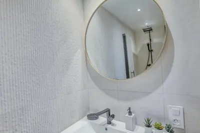Salle de bains dans l'établissement Centre-ville – Appartement (A/C) 6 personnes – 5 minutes plages et gare by Weekome