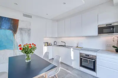 Cuisine ou kitchenette dans l'établissement Centre-ville – Appartement (A/C) 6 personnes – 5 minutes plages et gare by Weekome