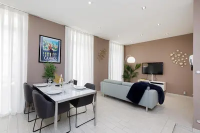 Télévision ou salle de divertissement dans l'établissement beautiful 3 room-flat near palais