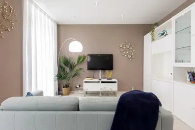Télévision ou salle de divertissement dans l'établissement beautiful 3 room-flat near palais