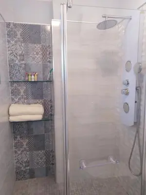 Salle de bains dans l'établissement Le Palais du Tropique appartement vue mer 5é étage avec ascenseur