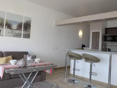 Cuisine ou kitchenette dans l'établissement Appartement 2P, 4 couchages, climatisé avec parking à Villeneuve-Loubet Plage - FR-1-252A-30