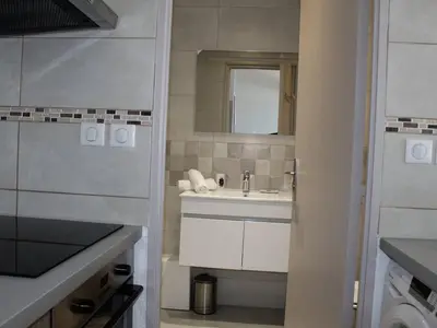 Salle de bains dans l'établissement Appartement 2P, 4 couchages, climatisé avec parking à Villeneuve-Loubet Plage - FR-1-252A-30