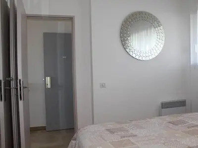 Un ou plusieurs lits dans un hébergement de l'établissement Appartement 2P, 4 couchages, climatisé avec parking à Villeneuve-Loubet Plage - FR-1-252A-30