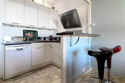 Cuisine ou kitchenette dans l'établissement Appartement Bagatelle Exceptional location with stunning sea views