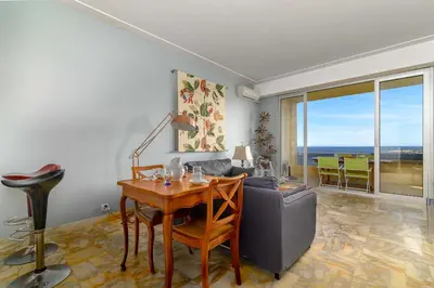 Coin salon dans l'établissement Appartement Bagatelle Exceptional location with stunning sea views