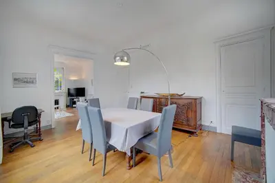 Télévision ou salle de divertissement dans l'établissement IMMOGROOM - Villa in the city center with terrace- garden
