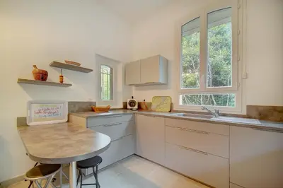 Cuisine ou kitchenette dans l'établissement IMMOGROOM - Villa in the city center with terrace- garden