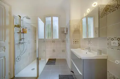 Salle de bains dans l'établissement IMMOGROOM - Villa in the city center with terrace- garden